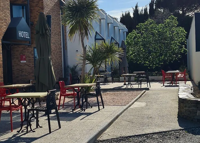 Logis L'etoile Hotel